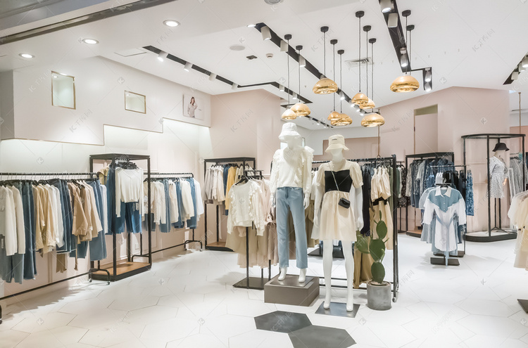 商场购物服装店衣服货架服装摄影图配图
