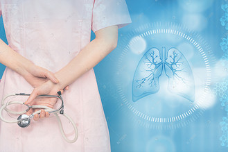 医务人员背身手拿听诊器肺部听诊医生护士