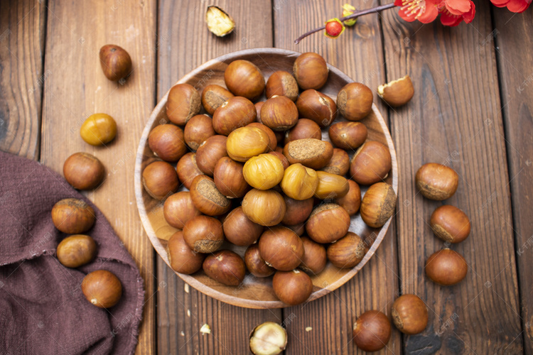 美食小吃晚上糖炒栗子室内静物摆拍摄影图配图