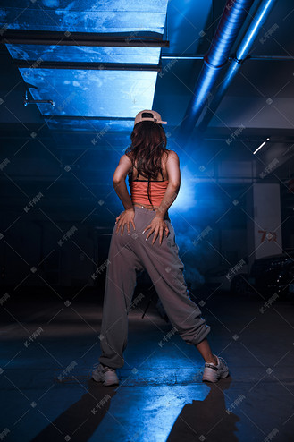 爵士舞夜晚跳舞美女停车场背影摄影图配图