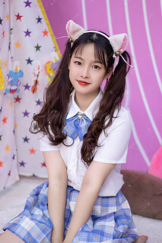 jk白天制服少女室内猫耳发卡摄影图配图