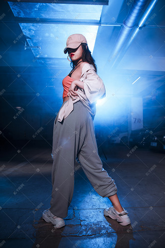 爵士舞夜晚时尚年轻美女地下车库转身摄影图配图