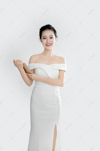 微笑礼仪小姐手拿平板站立平拍摄影图配图