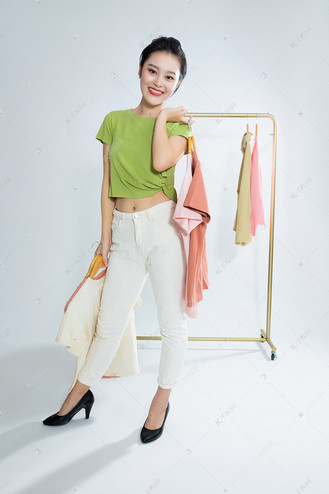 手拿衣服的服装穿搭博主直播卖货摄影图配图