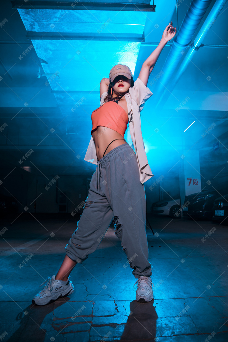 舞蹈爵士晚上爵士舞美女地下车库爵士舞动作摄影图配图
