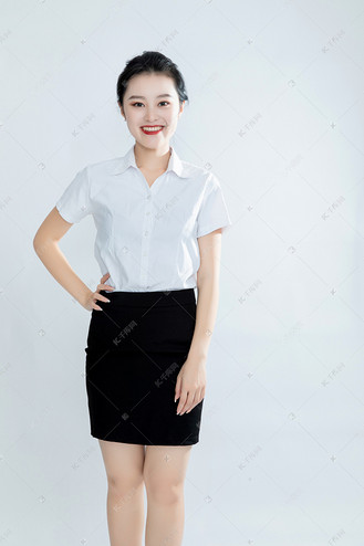 商务礼仪经理站立手叉腰微笑摄影图配图