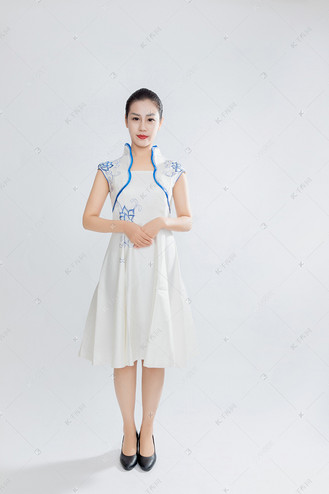 酒店迎宾小姐站立等待宾客摄影图配图