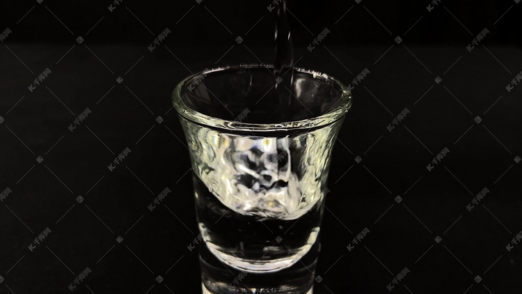 白酒倒白酒画面
