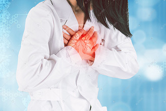 女性女人心脏痛捂着胸口摄影图配图