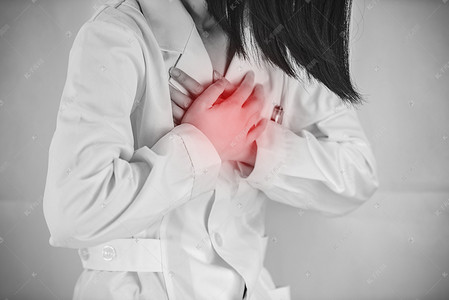 青年女性心脏痛捂着心脏摄影图配图