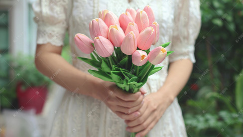 女性手捧百合花