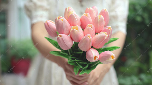 女性手捧花送花动作特写