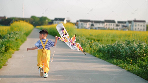 少年奔跑背影图片