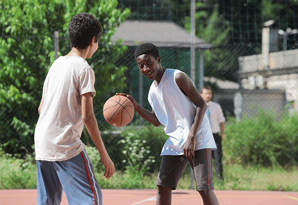 青少年在打篮球的多彩制服