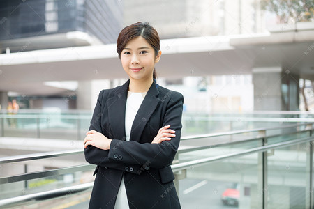 在商务套装的年轻亚洲女商人