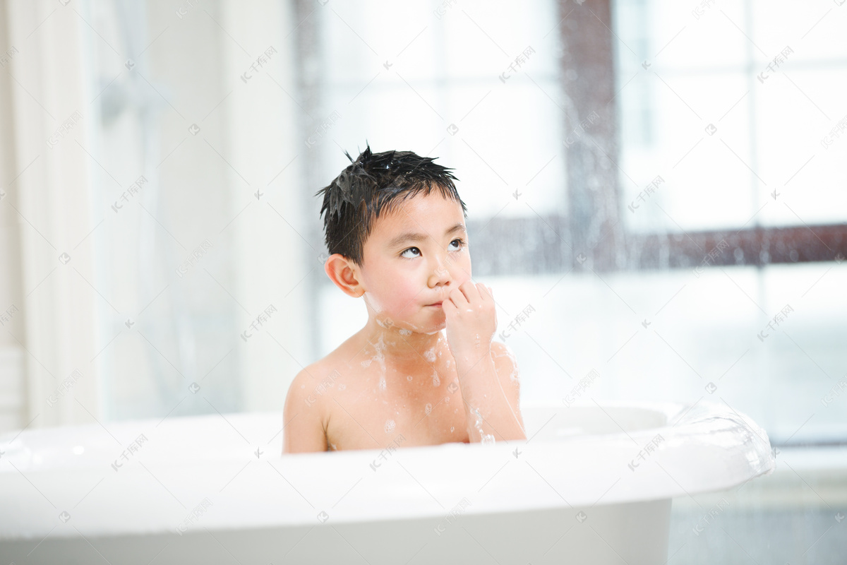 年轻英俊的男人在洗澡。照片摄影图片_ID:145070946-Veer图库