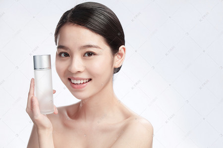 青年女人拿着护肤品