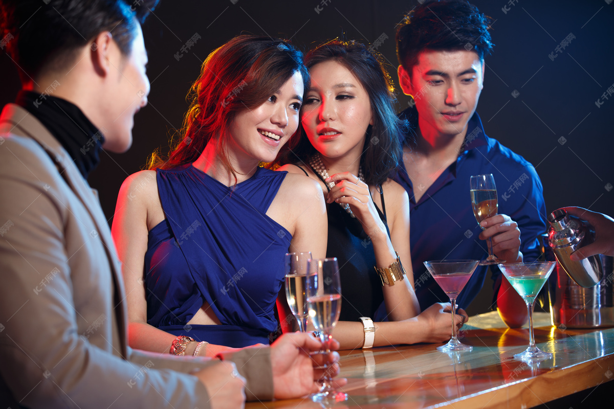 年轻男女聚会喝酒碰杯高清图片下载-正版图片500758544-摄图网
