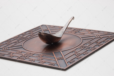 四大发明国风古代司南指南针书房静物摆拍摄影图配图