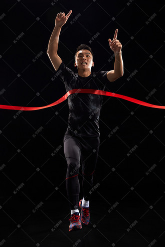 运动员冲刺终点
