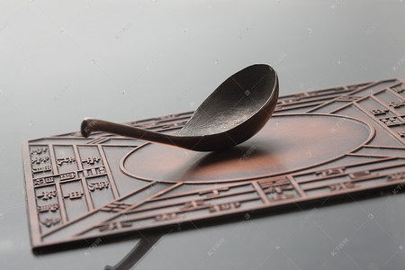 四大发明古代国潮司南指南针室内静物摆拍摄影图配图