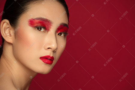 红色眼影彩妆美女肖像