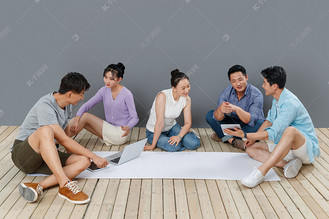 坐在地板上构思的中青年人和白板