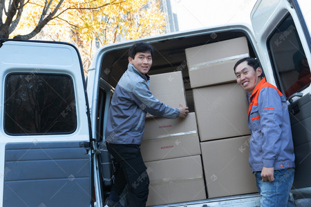 物流人员装运货物