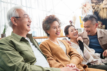 两对快乐的中老年夫妇坐一起聊天