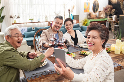 聚餐时中老年人拿手机自拍