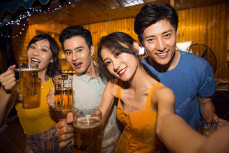 时尚男女酒吧夜店喝酒插画