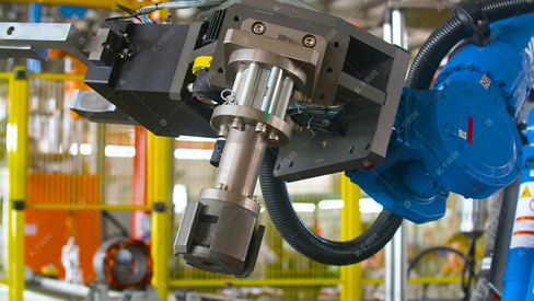 机器手臂工作在工业工厂近景实拍