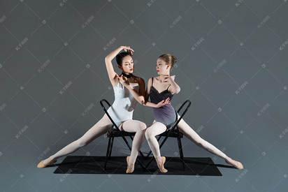 舞蹈双人在在椅子上示范摄影图配图