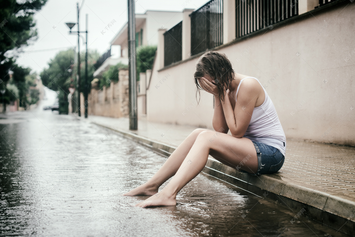 忧郁的女人在床上哭泣高清摄影大图-千库网