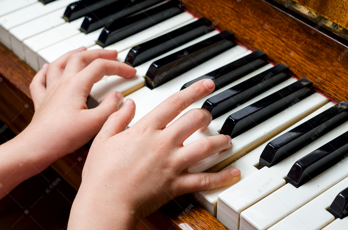 正确的弹钢琴坐姿和手型 | flowkey