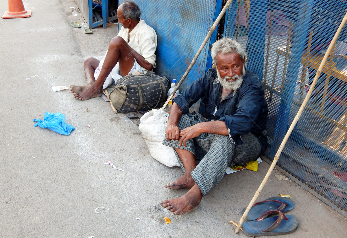 寒冷的冬日，在街上乞讨救济金的贫穷老妇 贫困和穷人 编辑类照片. 图片 包括有 祈求, 饥饿, 汉堡牛排 - 170063221