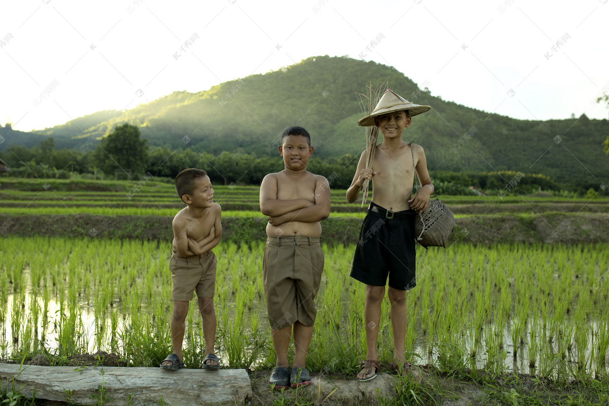 三个伙伴男孩 库存照片. 图片 包括有 人们, 少许, 人员, 喜悦, 头发, 快乐, 同学, 方式, 种族 - 143891678