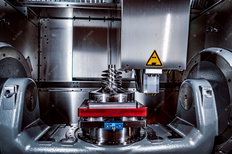 金属加工数控铣削机床。切削金属的现代加工技术。小的景深。警告-正宗在具有挑战性的条件下拍摄。少一点粮食，也许模糊.高清摄影大图-千库网