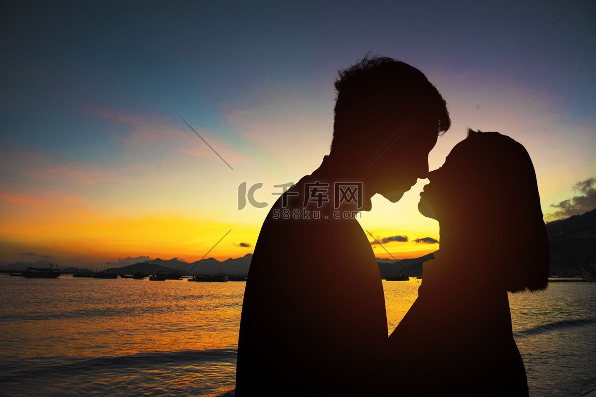 黄昏海边接吻的情侣唯美桌面壁纸-壁纸图片大全