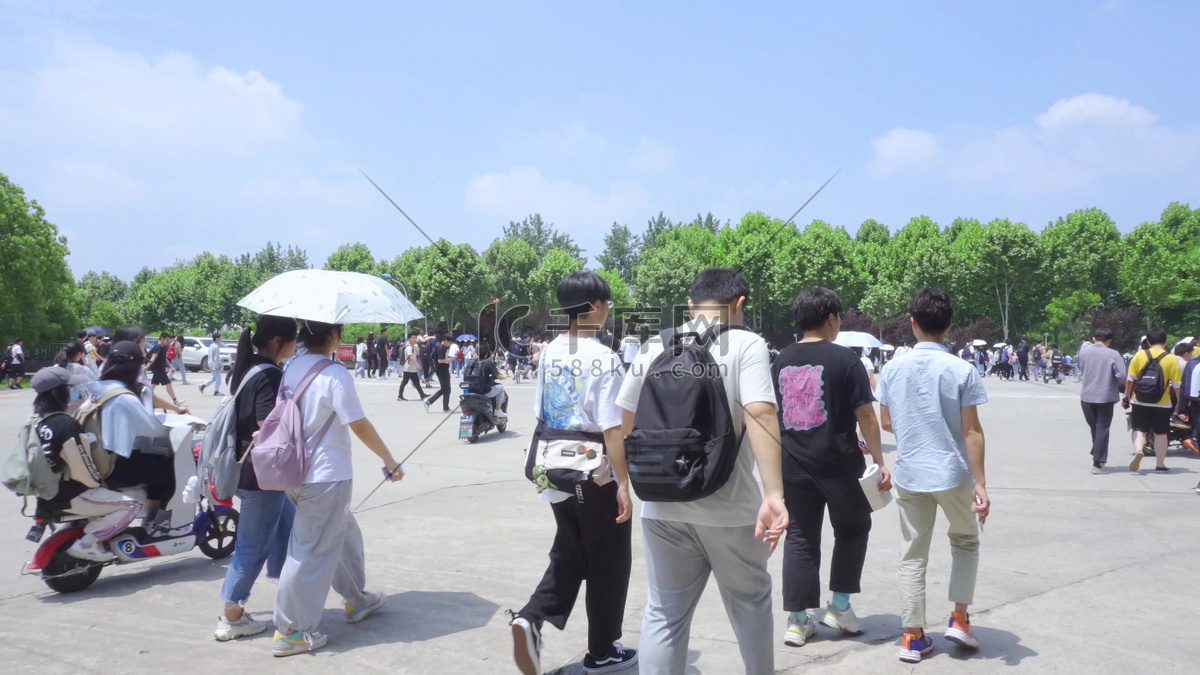 开学季实拍学校校园学生放学人来人往人流走动高清摄影大图-千库网