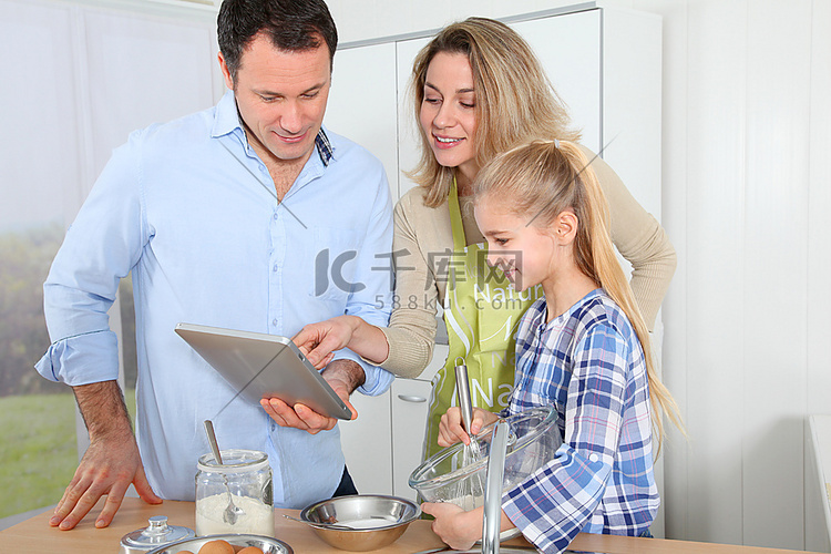 父母和女儿在家里的厨房做饭人物特写卡通动漫人物高清摄影大图 千库网