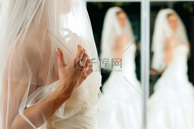 新娘在服装店选购婚纱 她正在选衣服脚合照高清摄影大图 千库网