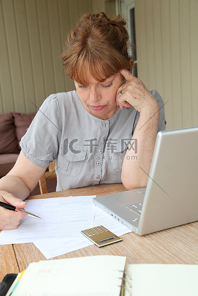 老年妇女在互联网的帮助下填写表格人物特写美女高清摄影大图 千库网