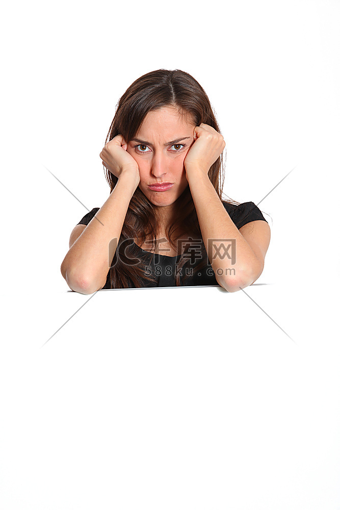 在白色背景下的女人与不安的表情美女人物特写高清摄影大图-千库网