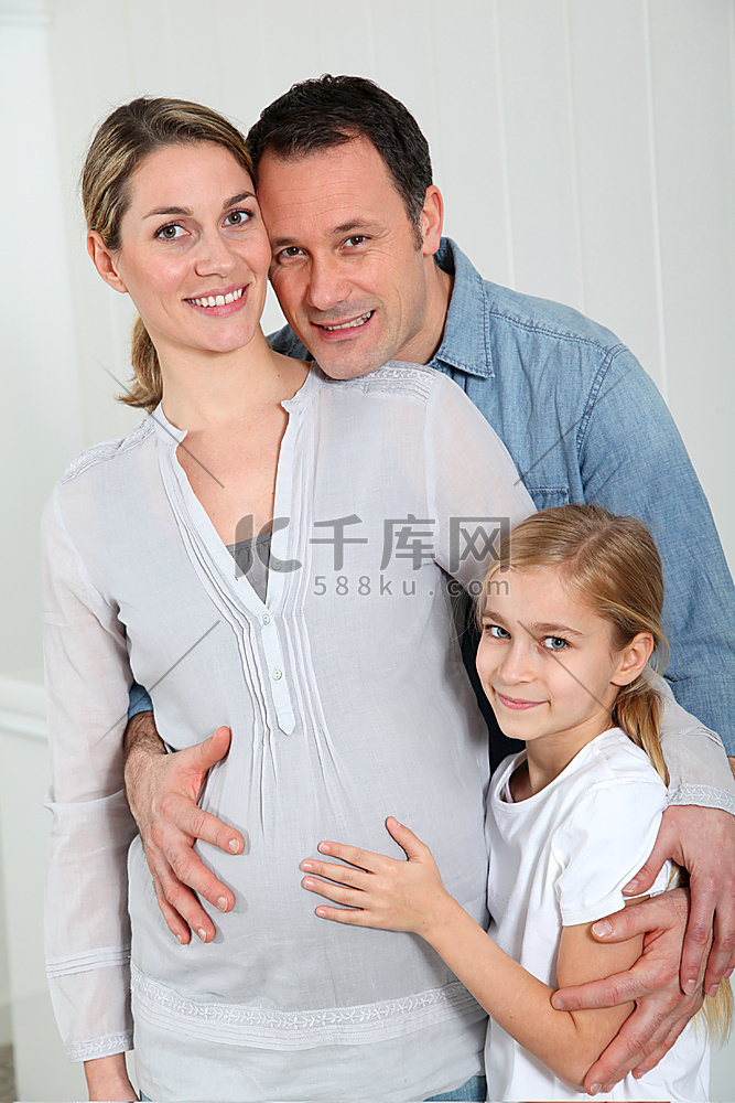 一家人期待新生儿的画像人物特写合照高清摄影大图 千库网
