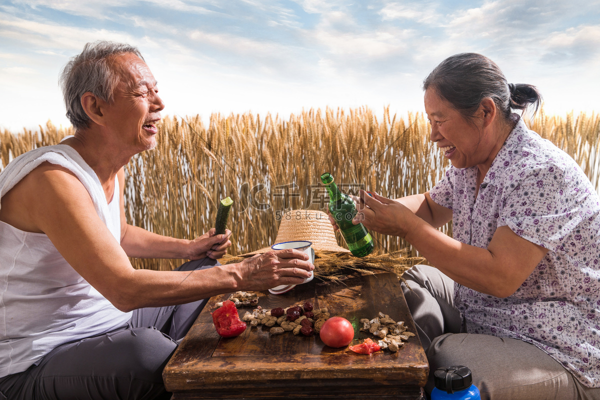老年男子吃红枣粥-蓝牛仔影像-中国原创广告影像素材