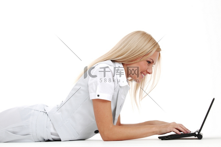女商人撒谎，在笔记本电脑上工作美女瑜珈高清摄影大图 千库网