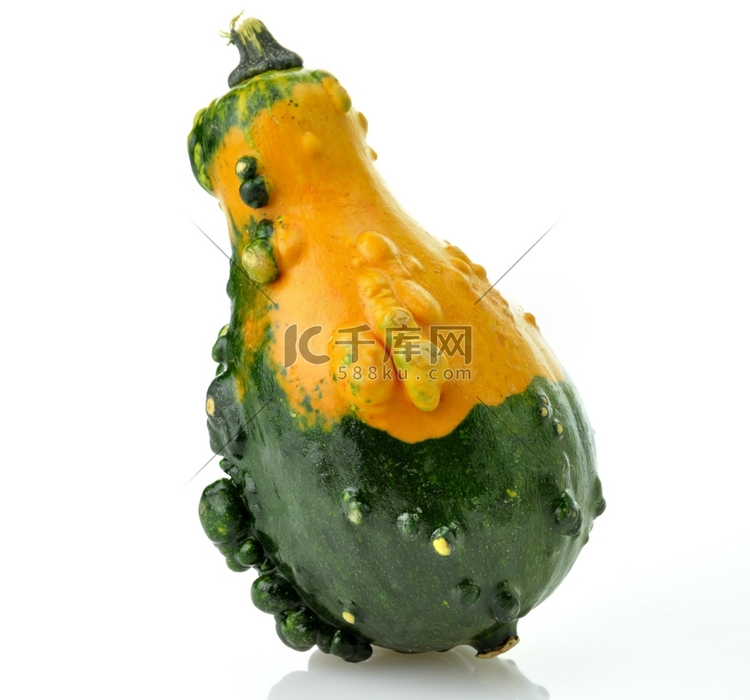 白色背景的迷你黄绿南瓜工艺品琉璃饰品高清摄影大图-千库网
