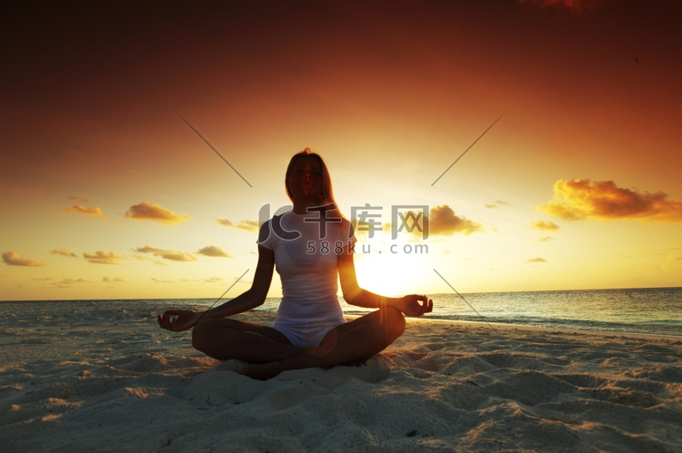 日落瑜伽女人在海边天空瑜珈高清摄影大图 千库网