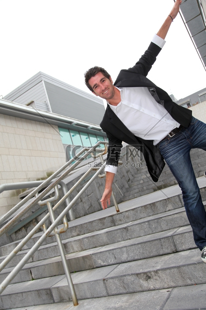 一个男人张开双臂跑下楼长裤卫裤/运动裤高清摄影大图 千库网